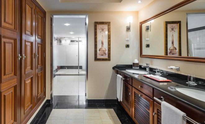 6. Suite - Bathroom